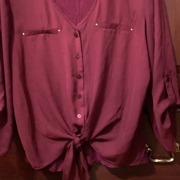 Very pretty professional top in a gorgeous burgundy color. - Picture 2 of 4